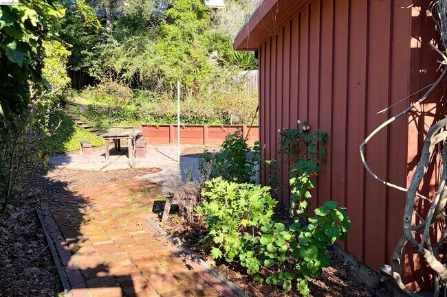 Building Photo - 25 Sunset Dr