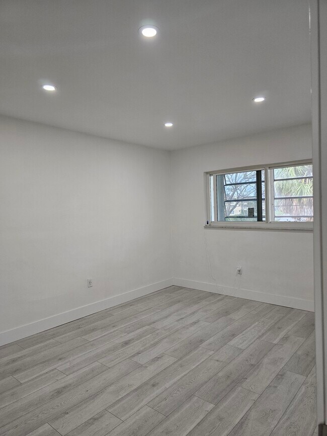 Building Photo - 20111 NE 27th Ct