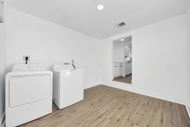 Building Photo - 1203 W 6th St