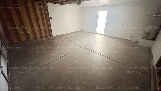 Building Photo - 4 bedroom 2 bathroom home located near S. H St/ Berkshire Rd