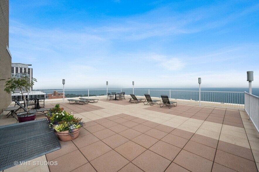 Sundeck Exterior 336 W Wellington - 336 W Wellington Ave