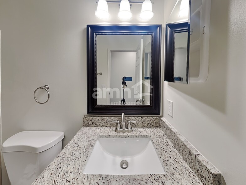 Building Photo - 7888 Edgewater Dr
