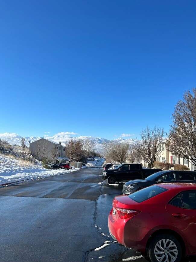 Building Photo - Great 2 Bed 2.5 Bath Draper Bench Condo