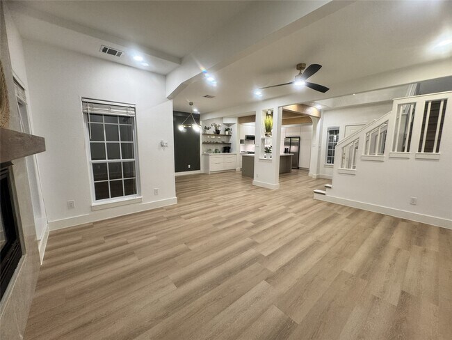 Building Photo - 516 S Post Oak Ln