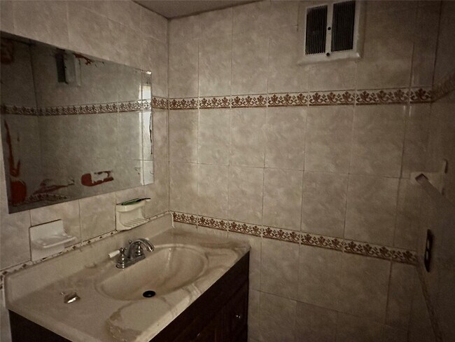 Building Photo - 5900 NW 17th Pl