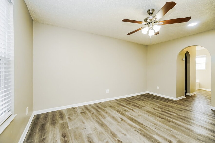 Building Photo - 1667 Eastbrook Dr N