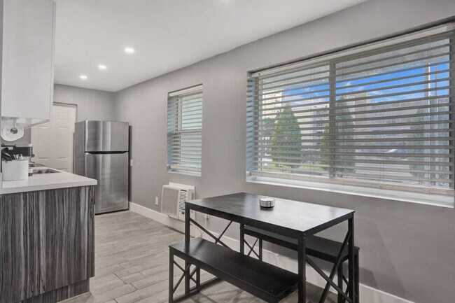 Building Photo - 906 N Riverside Dr