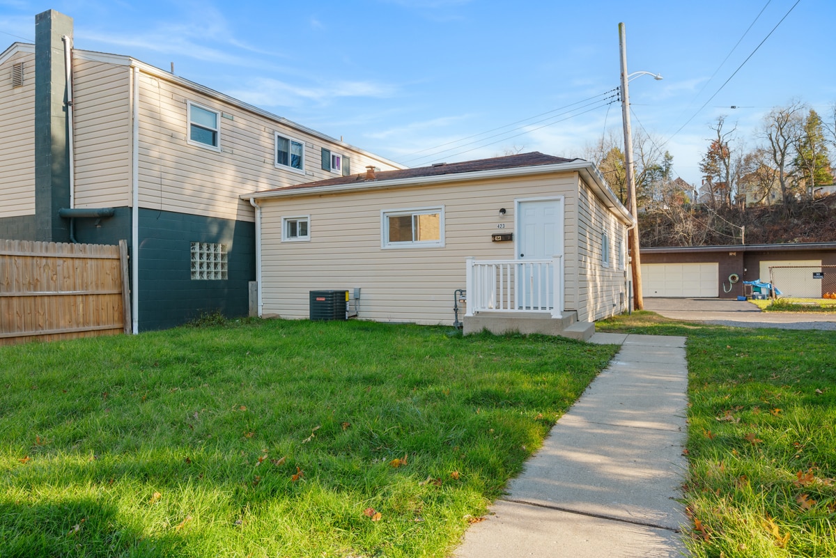 Building Photo - 423 2nd Ave