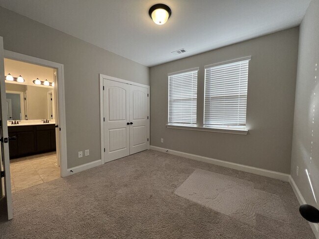 Building Photo - Charming and Convenient Home in Hendersonville