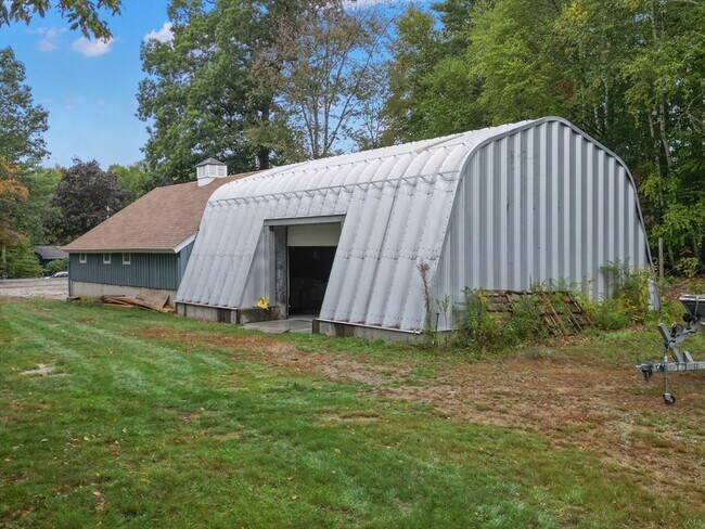 Building Photo - 123 Pond St