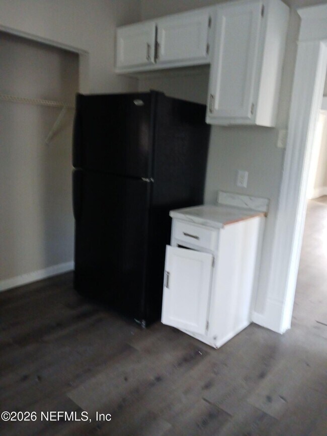 Building Photo - 1137 E 14th St