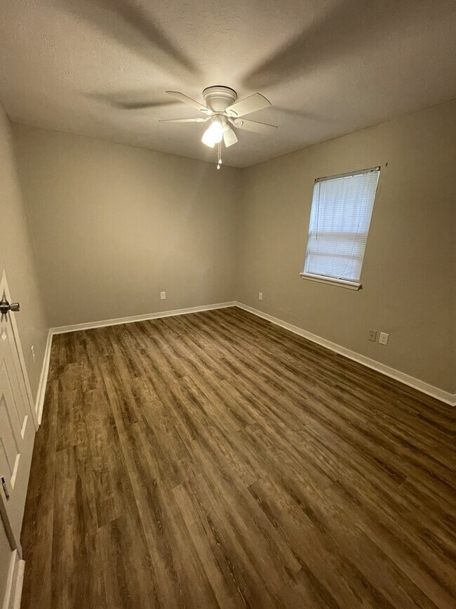 Building Photo - 2118 Thousand Oaks Dr