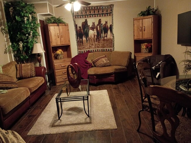 Building Photo - 5070 Fenwood Dr