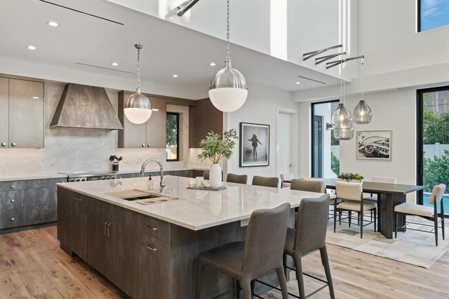 Building Photo - 214 28th St