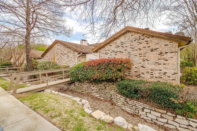 Building Photo - 5947 Chimney Wood Cir