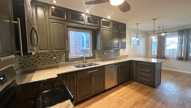 Building Photo - 7520 W Carmen Ave