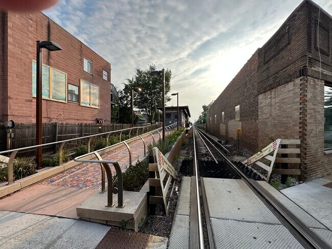 Building Photo - 4618 N Sacramento Ave