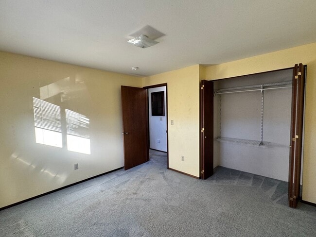 Building Photo - West Valley 4br 2.5 ba DBL attached garage, POOL