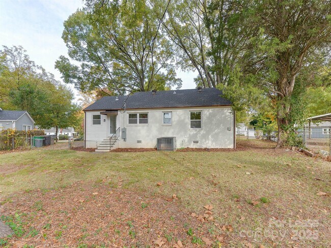 Building Photo - 2721 Mayflower Rd