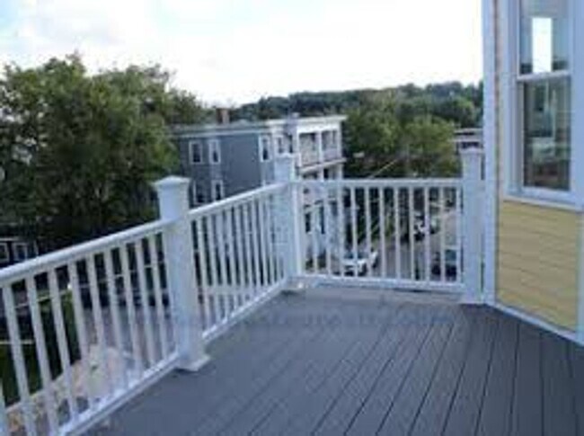 Building Photo - Parking Included, In-Unit Washer and Dryer...