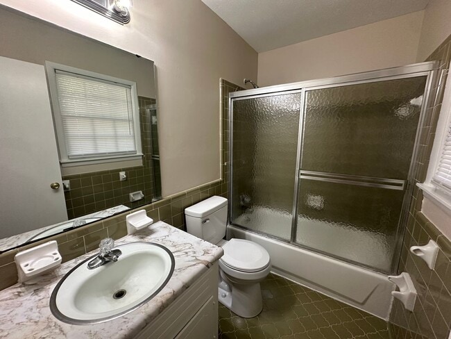 Building Photo - 927 Pinecliff Dr