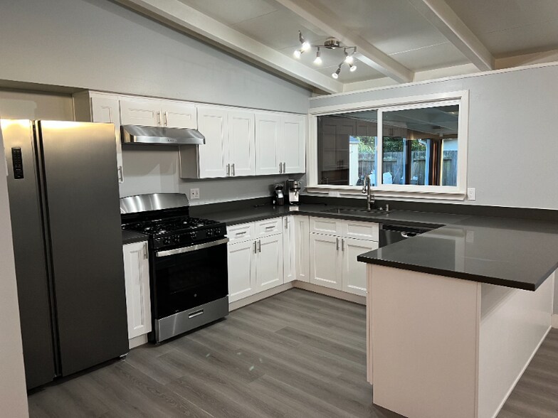 Building Photo - 742 Lakebird Dr
