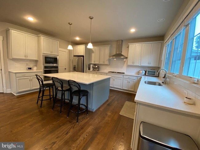 Building Photo - 2233 N Underwood St