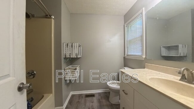 Building Photo - 504 Willow Ln