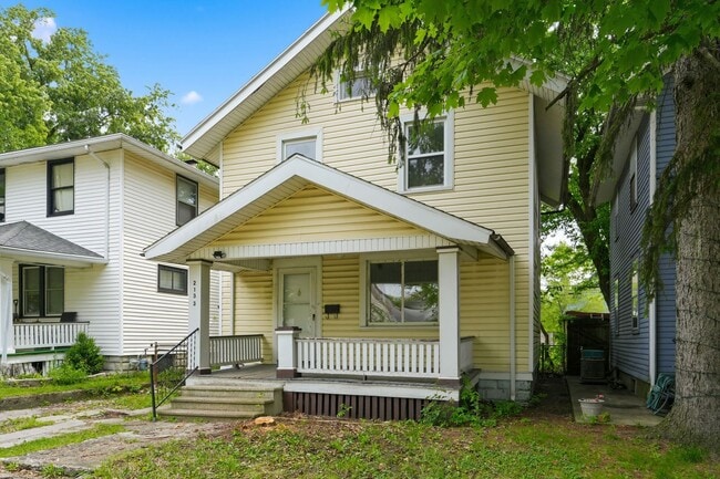 Building Photo - 3 BR - Classic Charm Meets Modern Living