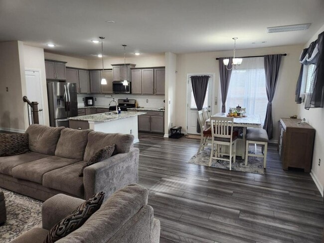 Building Photo - 3707 Feltham Ln