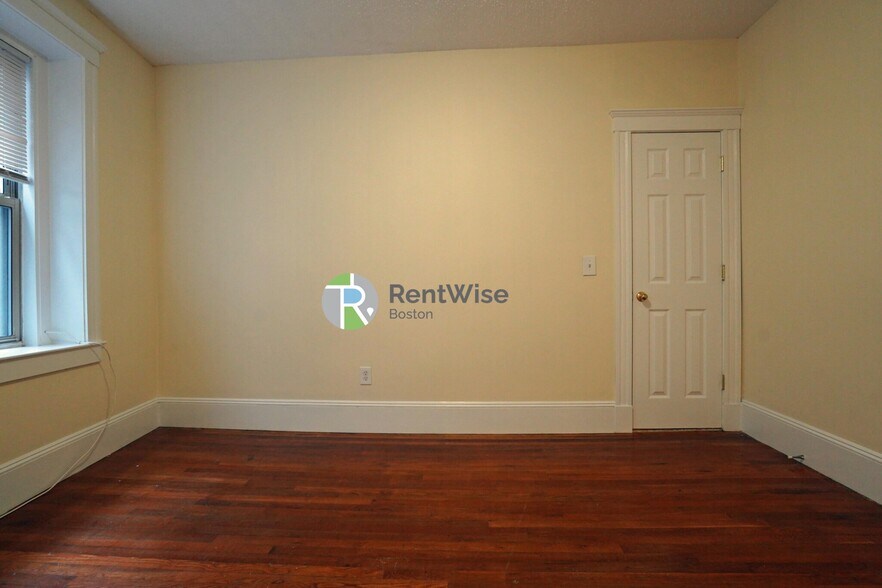 Building Photo - 55 Park Dr