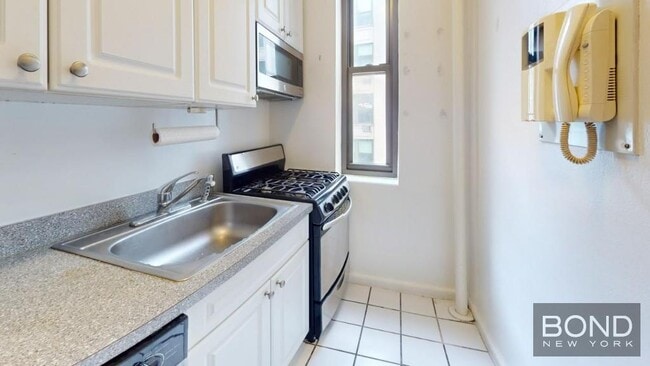 Building Photo - 124 E 24th St