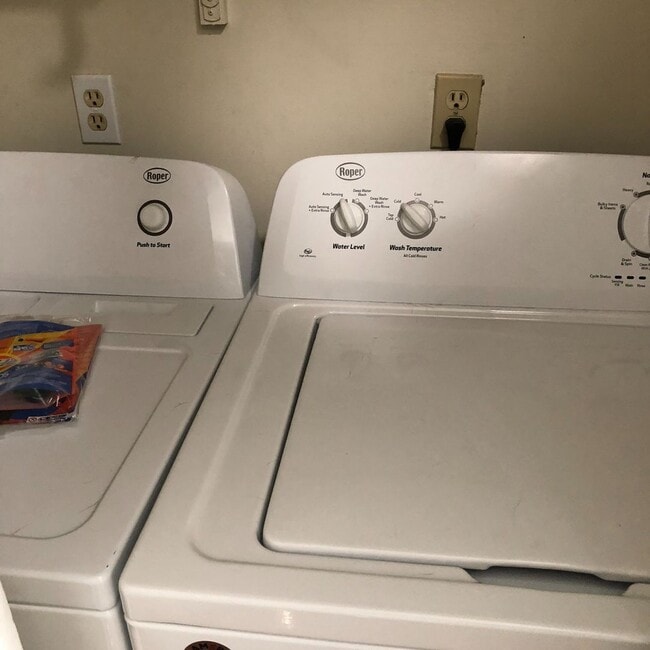 Building Photo - CUTE TWO BEDROOM ONE BATH DUPLEX ON SHUTTLE ROUTE