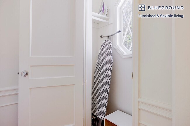 Building Photo - 136 S Roxbury Dr