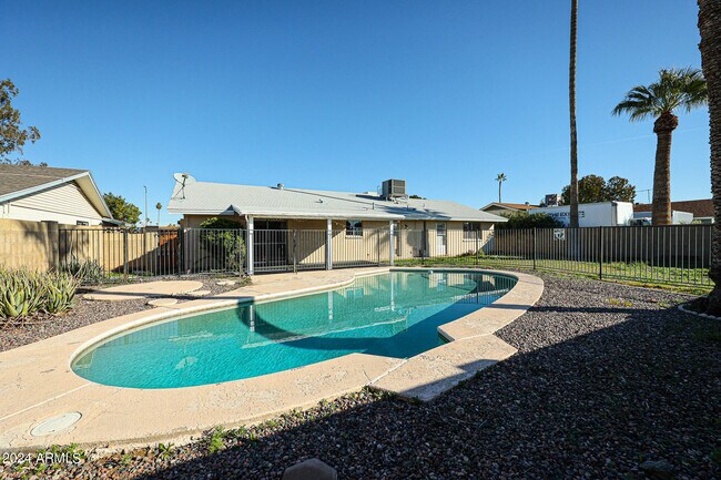Primary Photo - 3715 W Yucca St