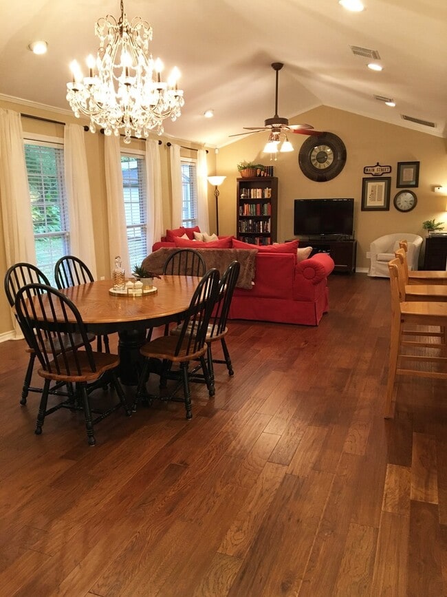 Building Photo - 776 Thora Blvd