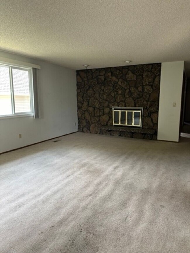 Building Photo - Large 5 Bedroom Home in Cheney
