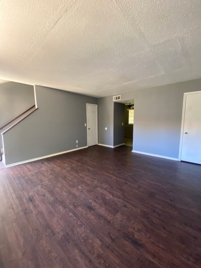 Building Photo - 2 Bedroom 1.5 Bath Apt at the Monterey Square Apts NW OKC