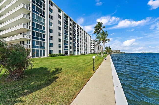 Building Photo - 301 Lake Shore Dr