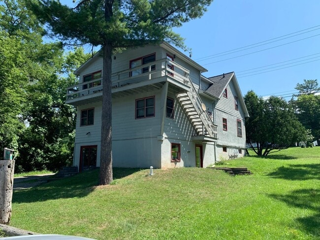 Building Photo - 918 Danby Rd