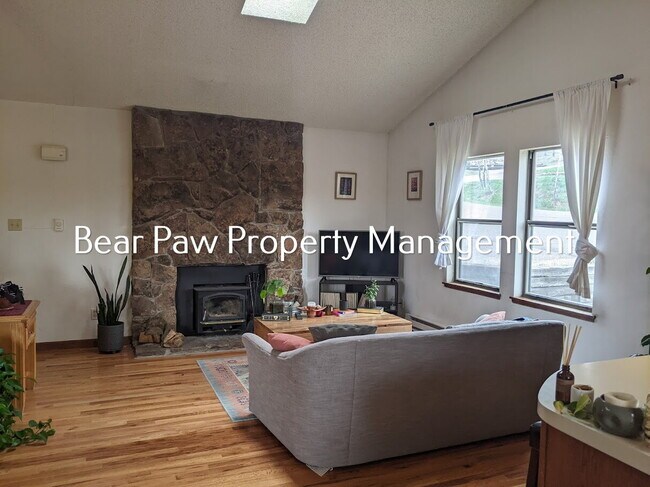 Building Photo - Great Location and Great Neighbors!!