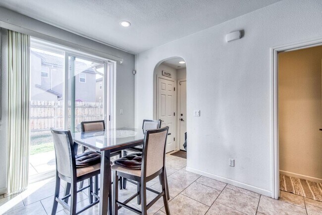 Building Photo - Beautiful 3/2.5 near Clovis East