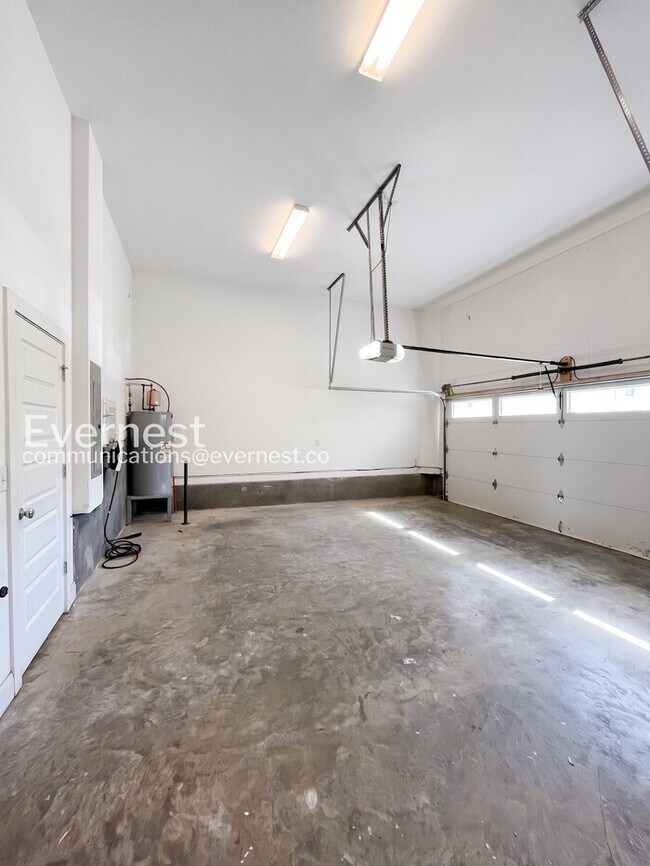 Building Photo - Spacious 3-Bed/3.5 Bath Townhome/ Available Now!