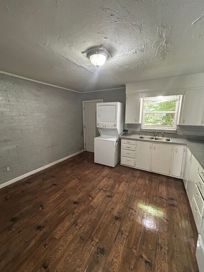 Building Photo - 400-402 Dyer