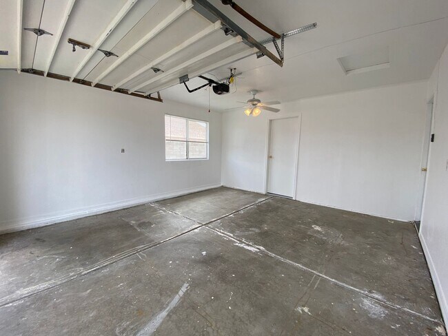 Building Photo - Great 3 Bedroom Home in Golden Valley on Pavement!