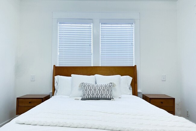 Building Photo - Furnished 3 Bedroom Walkable East Nashvill...