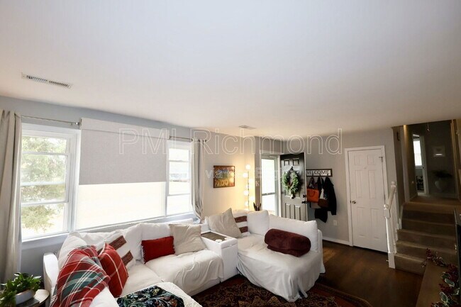 Building Photo - 3012 Elmbrook Rd