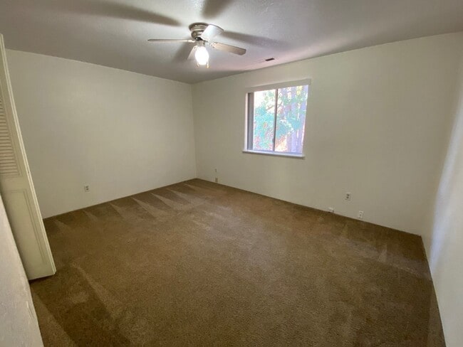 Building Photo - Great 2 Level Four Bedroom House!