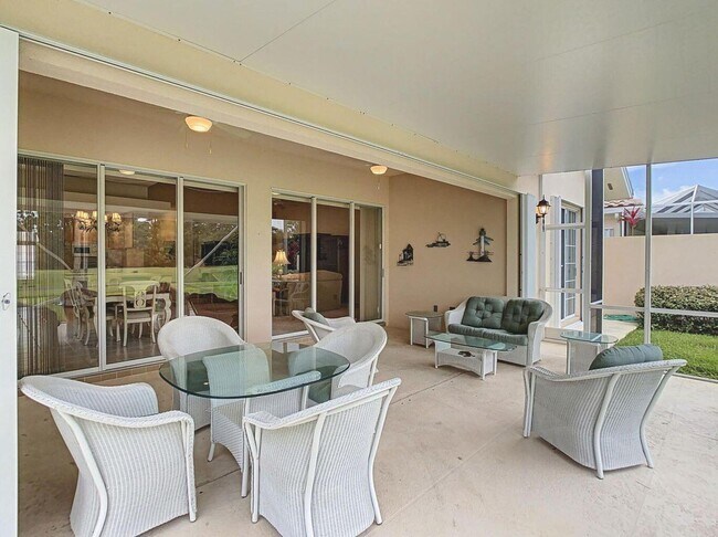 Building Photo - 8533 SE Palm Hammock Ln