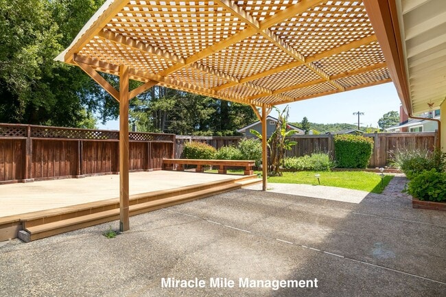 Building Photo - Ranch-Style, Spacious 5 Bedroom Home is De...